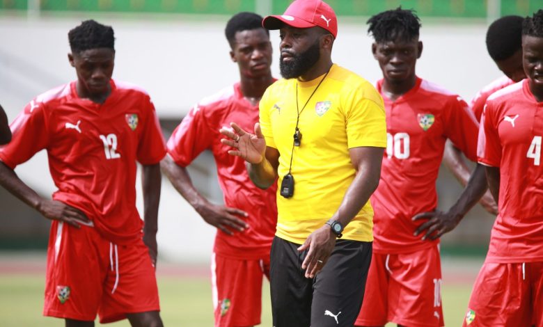 Mohamed Abdel Kader Coubadja Touré prend officiellement les rênes de la sélection nationale locale. La Fédération Togolaise de Football officialise la nomination du nouveau patron des Eperviers locaux quelques jours après la signature de son contrat. Mohamed Kader sera également membre du staff de la sélection nationale A en qualité d’adjoint du technicien portugais Paulo Duarte.
