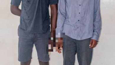 Les 22 et 28 décembre 2023, la DCPJ a interpellé deux individus présumés auteurs de meurtre. Il s’agit des nommés C. Alain Patrick Wossonato, Burkinabé âgé de 36 ans, gendarme réformé de passage à Lomé, et de T. Merveil, Togolais âgé de 22 ans, étudiant demeurant à Lomé. Le premier nommé avait d’ailleurs, fait l’objet d’un appel à témoins sur cette page le 03 décembre dernier.