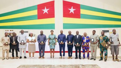  Sandra Ablamba Johnson, Ministre, Secrétaire général de la Présidence de la République a présidé le 5 janvier 2024, au nom du chef de l’État Faure Essozimna Gnassingbé, une cérémonie en l’honneur des fonctionnaires de l’institution admis à faire prévaloir leur droit à la retraite au titre des années 2022 et 2023.