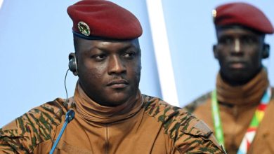 Le président de transition du Burkina Faso issu d'un coup d'Etat, le capitaine Ibrahim Traoré, a assuré mercredi qu'"aucun Russe" n'était sur le terrain pour combattre les jihadistes dans son pays, en n'excluant qu'ils puissent le faire à l'avenir.
