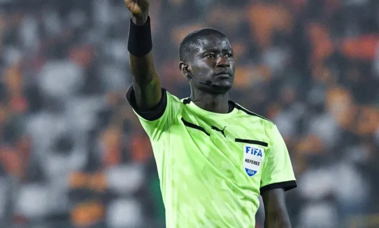 Le huitième de finale opposant le Sénégal à la Côte d’Ivoire lors de la CAN 2023 a été le théâtre de controverses majeures, attribuées à l’arbitre gabonais, Pierre Ghislain Atcho. Les accusations de partialité et de corruption ont atteint leur paroxysme, suscitant un mécontentement généralisé parmi les équipes et les supporters sénégalais.