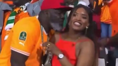 Le supporteur ivoirien, surpris en train de glisser quelques mots insistants à une fan sénégalaise lors d’un 8e de finale de la CAN, s’est expliqué dans une émission jeudi. Il s’est excusé auprès de cette dernière et de sa famille.