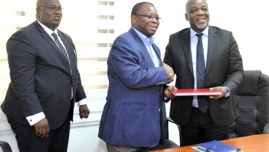 Vingt-quatre heures après sa nomination par le président Faure Gnassingbé, le nouveau ministre des droits de l’homme, de la formation à la citoyenneté et des relations avec les institutions de la République, Pacôme Yawovi Adjourouvi a pris les rênes de son département. C'était après la passation des charges avec son prédécesseur, Christian Trimua, secrétaire général du gouvernement.