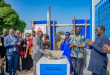 Le Centre hospitalier universitaire (CHU) de Kara a franchi une étape majeure aujourd’hui avec la pose de la première pierre de son nouveau service de néphrologie et d’hémodialyse au CHU de Kara. Cette cérémonie marque le début des travaux de construction, financés à hauteur de 850 000 USD (environ 485 600 000 CFA) par le Groupe Ecobank et le Programme des Nations Unies pour le développement (PNUD) en partenariat avec le ministère de la Santé et de l’hygiène publique.