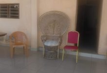 L’Assemblée Législative de Transition (ALT) a adopté, mercredi à Ouagadougou, le projet de loi portant statut de la chefferie coutumière et tra-ditionnelle, au terme d’une séance plénière marquée par près de six heures de débats, d’amendements et de votes. Le texte a été voté à l’unanimité par les 71 parlementaires pré-sents. La nouvelle loi, composée de six chapitres pour 43 articles, intègre formellement les cou-tumiers dans l’ordonnancement juridique national. Aux termes du texte adopté, une autorité coutumière ou traditionnelle est définie comme le « pouvoir de gestion des cultes et spiritualités ancestrales et de gouvernance politique, judiciaire, sociale et économique d’une communauté sur un territoire selon les coutumes et traditions » ou la personne investie de ce pouvoir. Sont notamment reconnus comme chefs coutumiers les rois et leurs ministres, les émirs, les chefs de cantons, de villages, de terre et les chefs cultuels. La loi confère à la chefferie traditionnelle un rôle social, culturel, politique, sécuritaire, économique et judiciaire. Elle doit contribuer, entre autres, à la promotion et au renfor-cement de la paix, à la prévention et à la gestion des conflits communautaires, à la sau-vegarde des savoirs et traditions, ainsi qu’à la mobilisation des communautés dans les processus de développement. Parmi les innovations majeures, il est prévu la création d’une structure nationale de coor-dination de la chefferie traditionnelle et l’institution d’un registre des chefs coutumiers et traditionnels, tenu et mis à jour par l’administration territoriale. La loi introduit également des dispositions spécifiques visant à garantir l’impartialité des chefs traditionnels : ceux-ci devront observer un devoir de réserve strict, ce qui les em-pêche d’être membres d’un parti politique ou syndicat ou de briguer un mandat électif sans renoncer à leurs titres coutumiers. Enfin, pour mettre fin aux auto proclamations de prétendus chefs, la loi prévoit des sanc-tions pénales : toute personne se proclamant chef sans investiture régulière encourt une peine de trois mois à trois ans de prison et une amende pouvant atteindre cinq millions de FCFA. Selon le ministre d’État, ministre de l’Administration territoriale et de la Mobilité, Emile Zerbo, l’adoption du projet de loi portant statut de la chefferie coutumière et tradition-nelle est inédite. Pendant longtemps, des réflexions ont été menées sur ce sujet. Mais aujourd’hui, grâce à la détermination du président du Faso, le capitaine Ibrahim Traoré, et de l’ensemble de son gouvernement, les députés ont adopté ce texte de loi. « C’est un moment de fierté pour nous et cela a été un long travail. La chefferie coutumière et traditionnelle est une institution ancienne du pays des Hommes intègres. Elle a participé à toutes les étapes de la construction de notre nation », a-t-il rappelé. M. Zerbo a ajouté que ce texte constitue un complément essentiel dans le cadre de l’administration du territoire burkinabè et de la gestion du pays. Il a souligné qu’il est important de le prendre en compte, ne serait-ce que dans l’ordonnancement juridique, afin de permettre aux chefs traditionnels d’exercer leurs fonc-tions comme il se doit et de contribuer à la consolidation de la paix. Par ailleurs, le ministre d’État a précisé que la chefferie traditionnelle a été associée à l’ensemble des travaux ayant permis l’aboutissement de ce dossier.