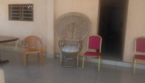 L’Assemblée Législative de Transition (ALT) a adopté, mercredi à Ouagadougou, le projet de loi portant statut de la chefferie coutumière et tra-ditionnelle, au terme d’une séance plénière marquée par près de six heures de débats, d’amendements et de votes. Le texte a été voté à l’unanimité par les 71 parlementaires pré-sents. La nouvelle loi, composée de six chapitres pour 43 articles, intègre formellement les cou-tumiers dans l’ordonnancement juridique national. Aux termes du texte adopté, une autorité coutumière ou traditionnelle est définie comme le « pouvoir de gestion des cultes et spiritualités ancestrales et de gouvernance politique, judiciaire, sociale et économique d’une communauté sur un territoire selon les coutumes et traditions » ou la personne investie de ce pouvoir. Sont notamment reconnus comme chefs coutumiers les rois et leurs ministres, les émirs, les chefs de cantons, de villages, de terre et les chefs cultuels. La loi confère à la chefferie traditionnelle un rôle social, culturel, politique, sécuritaire, économique et judiciaire. Elle doit contribuer, entre autres, à la promotion et au renfor-cement de la paix, à la prévention et à la gestion des conflits communautaires, à la sau-vegarde des savoirs et traditions, ainsi qu’à la mobilisation des communautés dans les processus de développement. Parmi les innovations majeures, il est prévu la création d’une structure nationale de coor-dination de la chefferie traditionnelle et l’institution d’un registre des chefs coutumiers et traditionnels, tenu et mis à jour par l’administration territoriale. La loi introduit également des dispositions spécifiques visant à garantir l’impartialité des chefs traditionnels : ceux-ci devront observer un devoir de réserve strict, ce qui les em-pêche d’être membres d’un parti politique ou syndicat ou de briguer un mandat électif sans renoncer à leurs titres coutumiers. Enfin, pour mettre fin aux auto proclamations de prétendus chefs, la loi prévoit des sanc-tions pénales : toute personne se proclamant chef sans investiture régulière encourt une peine de trois mois à trois ans de prison et une amende pouvant atteindre cinq millions de FCFA. Selon le ministre d’État, ministre de l’Administration territoriale et de la Mobilité, Emile Zerbo, l’adoption du projet de loi portant statut de la chefferie coutumière et tradition-nelle est inédite. Pendant longtemps, des réflexions ont été menées sur ce sujet. Mais aujourd’hui, grâce à la détermination du président du Faso, le capitaine Ibrahim Traoré, et de l’ensemble de son gouvernement, les députés ont adopté ce texte de loi. « C’est un moment de fierté pour nous et cela a été un long travail. La chefferie coutumière et traditionnelle est une institution ancienne du pays des Hommes intègres. Elle a participé à toutes les étapes de la construction de notre nation », a-t-il rappelé. M. Zerbo a ajouté que ce texte constitue un complément essentiel dans le cadre de l’administration du territoire burkinabè et de la gestion du pays. Il a souligné qu’il est important de le prendre en compte, ne serait-ce que dans l’ordonnancement juridique, afin de permettre aux chefs traditionnels d’exercer leurs fonc-tions comme il se doit et de contribuer à la consolidation de la paix. Par ailleurs, le ministre d’État a précisé que la chefferie traditionnelle a été associée à l’ensemble des travaux ayant permis l’aboutissement de ce dossier.