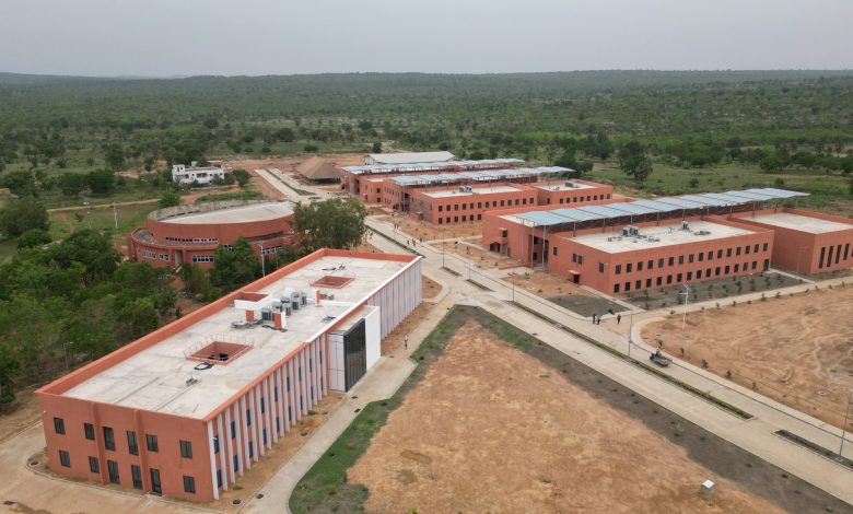  L’enseignement supérieur togolais franchit une nouvelle étape avec la mise en service officielle de la phase 1 des nouvelles infrastructures de l’Université de Kara. La cérémonie, tenue ce vendredi  24 avril, intervient exactement trois ans après la pose de la première pierre en 2023.